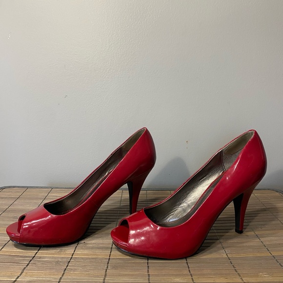 Fergalicious Red Peep Toe Pumps  9M
Heel height is 4 inches
Sexy Career Date - Picture 2 of 9